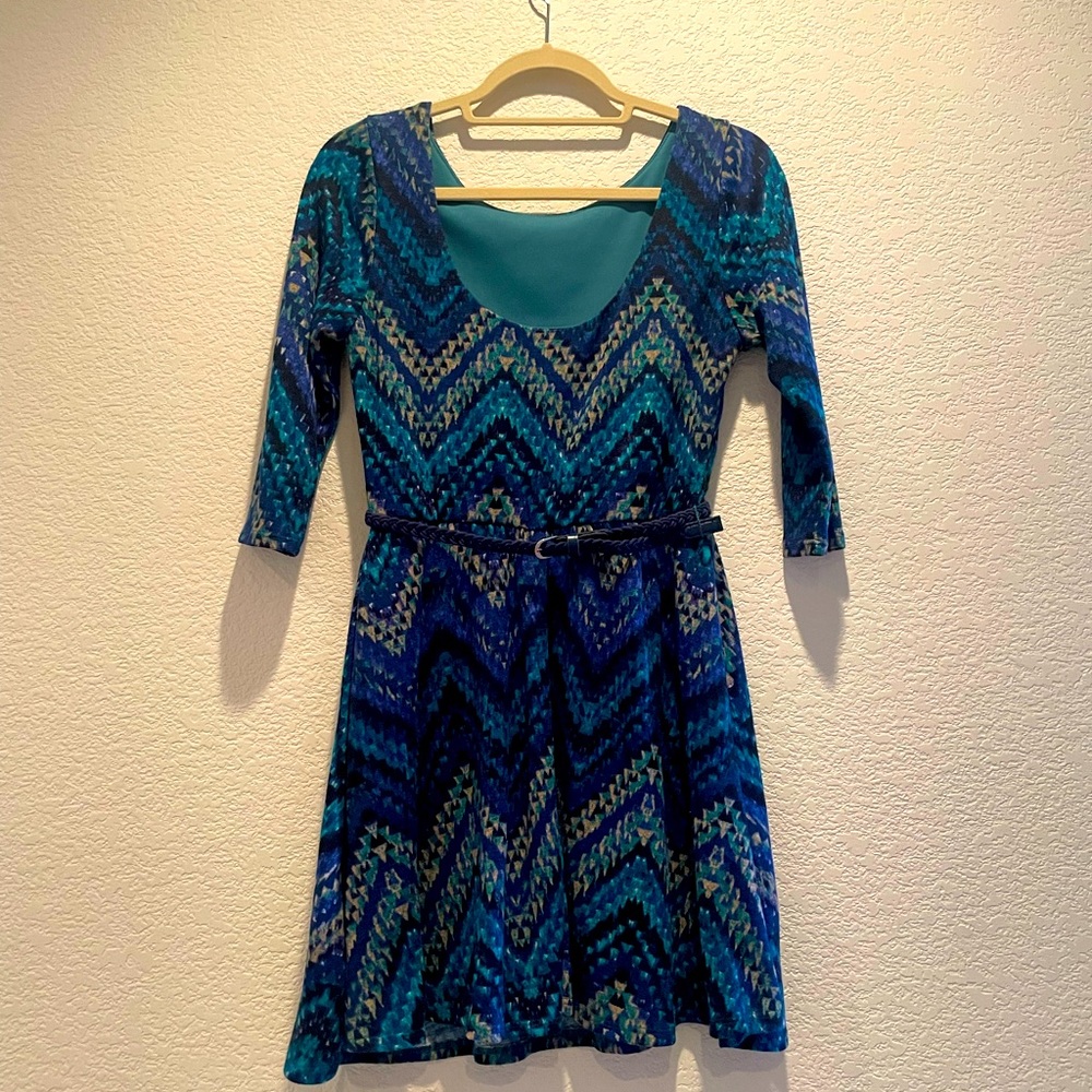 Long sleeve zigzag print sweater dress with belt